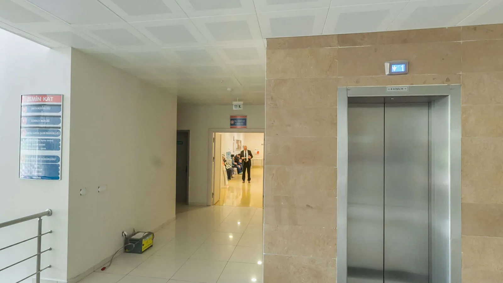 Hizmet binası giriş katı ve asansör holü — 360 derece sanal turdan bir kare