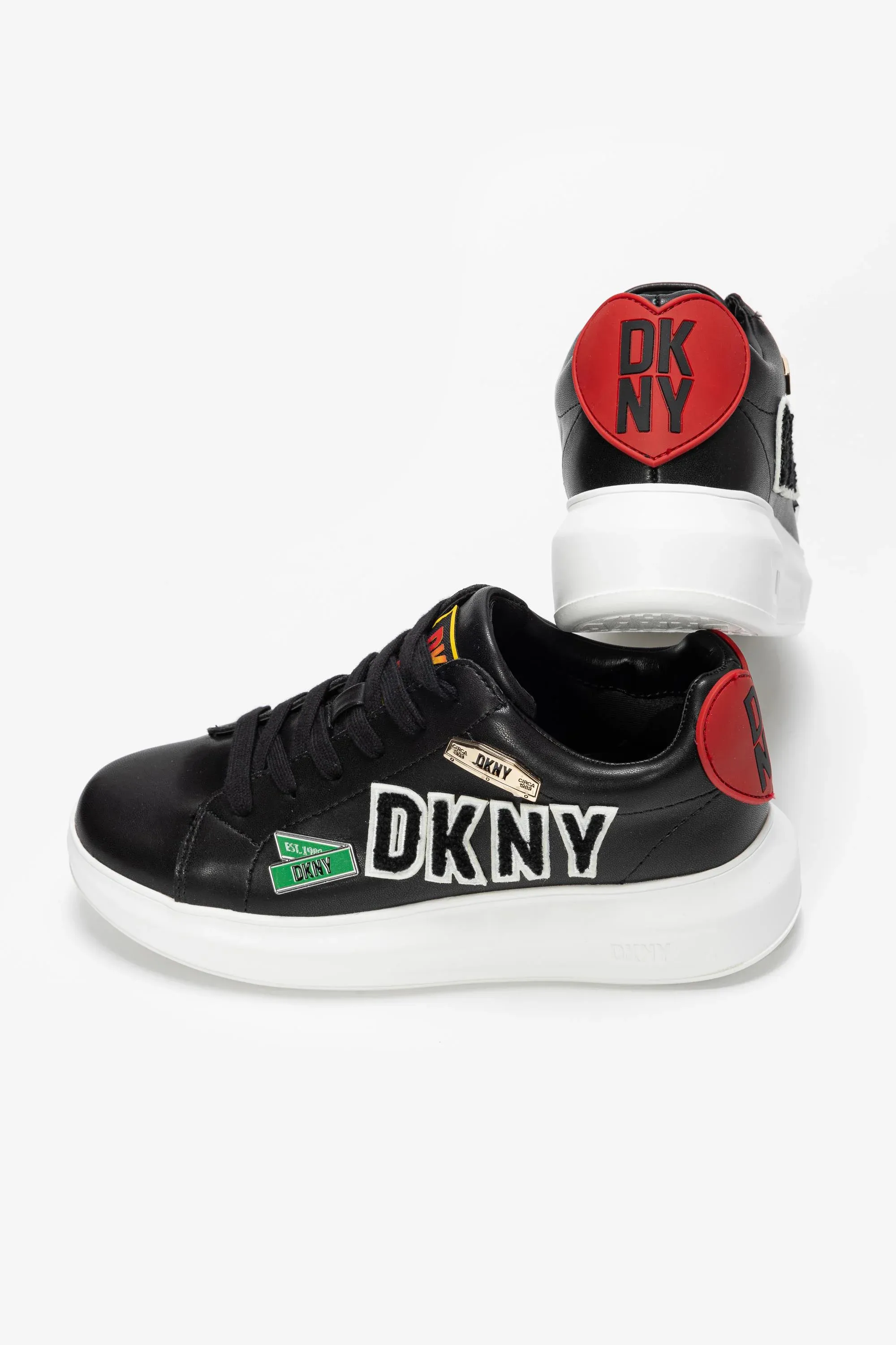 DKNY — mankensiz ürün çekimi, düz zemin