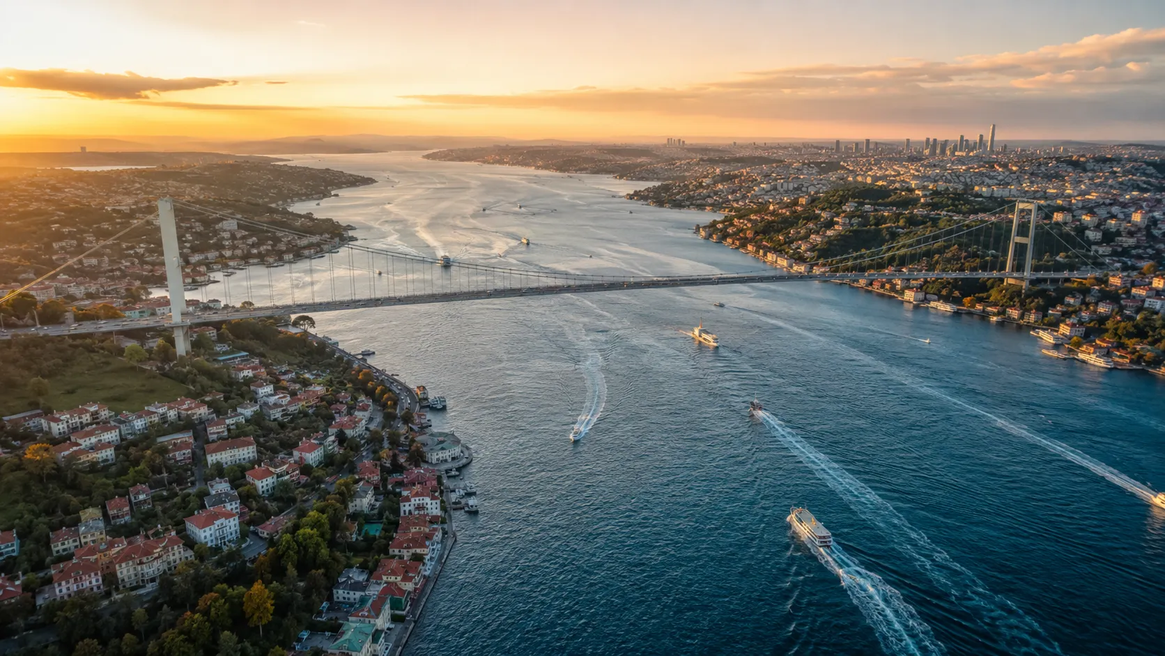 İstanbul Boğazı'nın havadan görünümü — drone ile çekilmiş geniş kare
