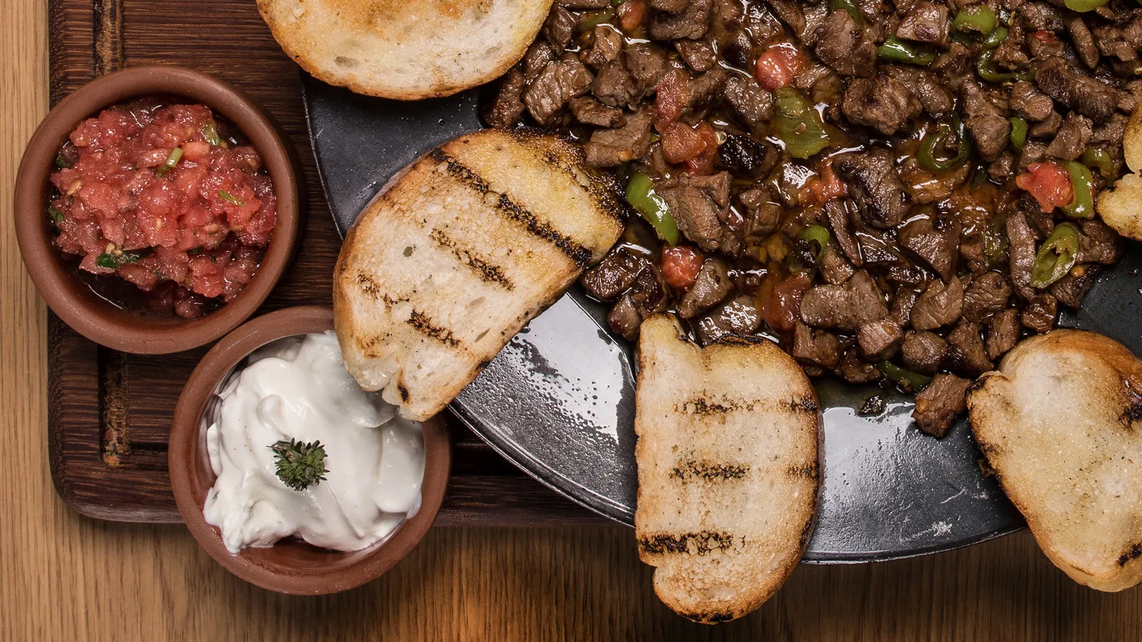 Yemek fotoğrafçılığı — tabak ve menü karesi